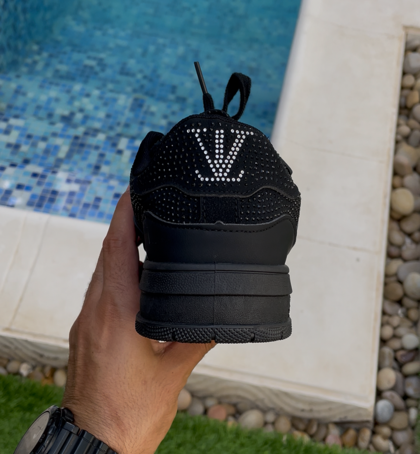 BLACK LV