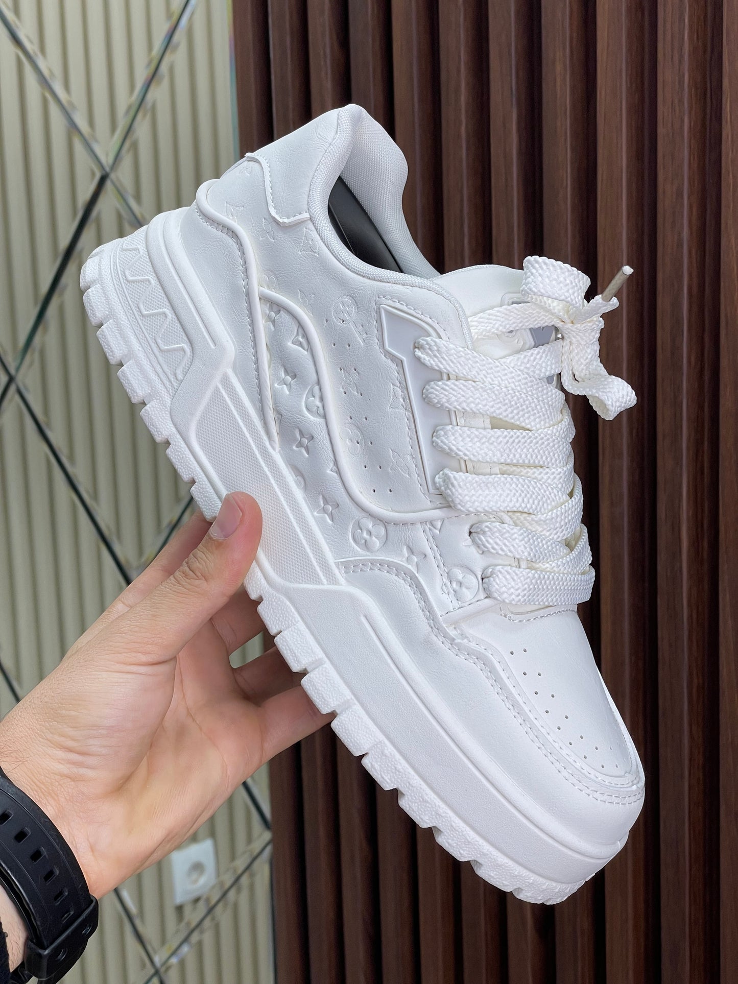 LV-V TRAINER