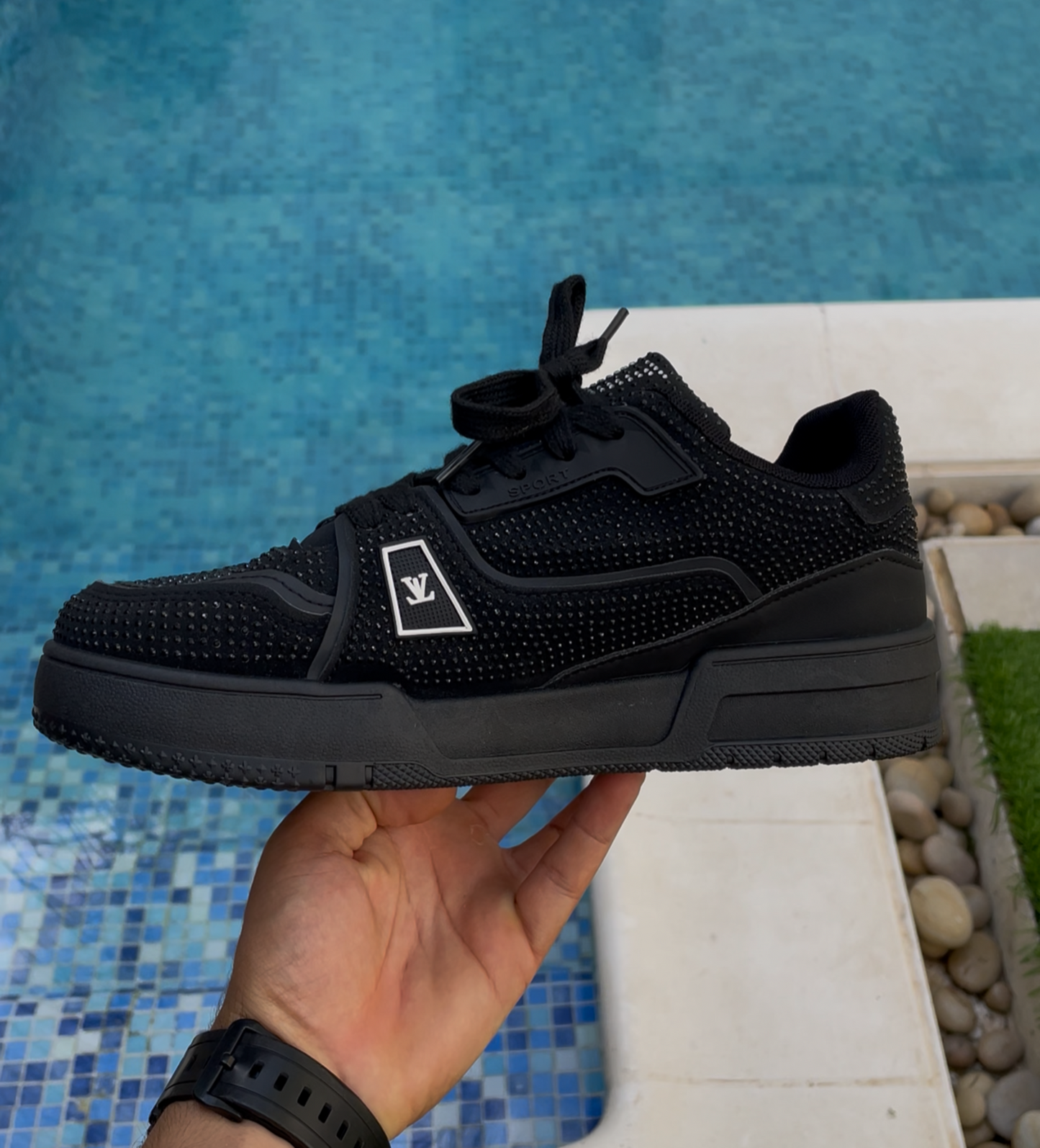 BLACK LV